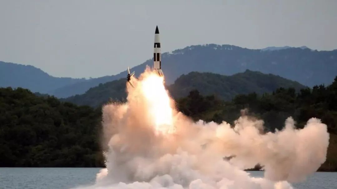 复杂背景下，朝鲜试射弹道导弹！